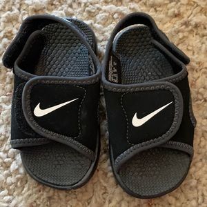 Infant/toddler boys size 6c Nike sandals